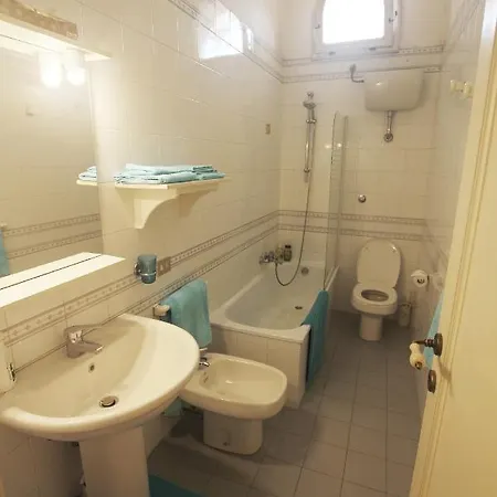 Tra I Tetti Con Bagno Privato Pensionat Pisa